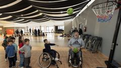 Imagen de la jornada que se celebr� el a�o pasado en varias escuelas de Carballo a cargo de Un Paso M�is