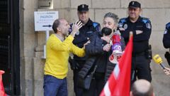 El alcalde de Ourense, Gonzalo P�rez J�come, empuj� a una sindicalista que protestaba en la huelga del bus urbano