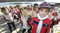 Estudiantes de Lugo limpiaron la playa de O Ari�o, en Camari�as