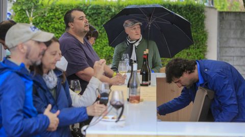 El alfarero Elas Gonzlez, a la derecha, en el puesto de la bodega Rectoral de Gundivs