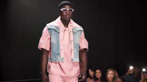 Hombre vestido de rosa durante un desfile