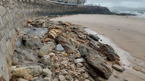 El mar arrastr� una parte de la arena de Silgar y dej� al descubierto los cimientos del muro de contenci�n del paseo