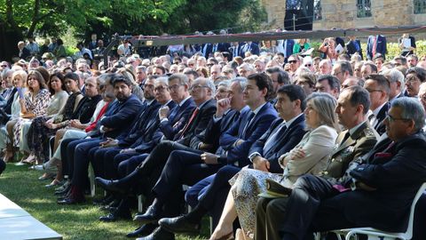 Los que fueron presidentes de la Xunta de Galicia: Fernando Gonzlez Laxe; Alberto Nez Feijoo y Emilio Prez Tourio (en el centro), con presidente autonmicos y familia del nuevo mandatario gallego