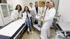 M�dicas residentes y la jefa de servicio, Coro S�nchez, con el FibroScan que tiene el centro de salud Virxe Peregrina de Pontevedra para hacer las pruebas