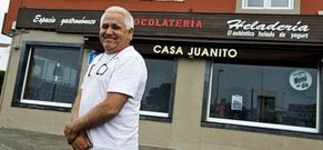 El propietario de Casa Juanito, Juan L�pez, posa ante su establecimiento. 