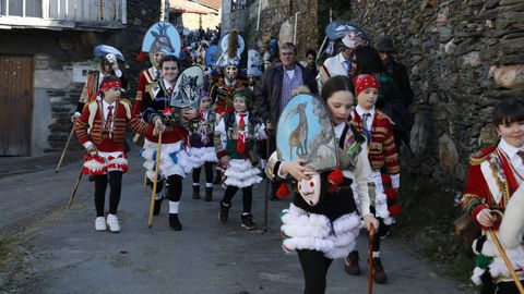 Os felos percorren Maceda.A comitiva co personaxe do entroido visita os pobos do municipio e a Serra de San Mamede