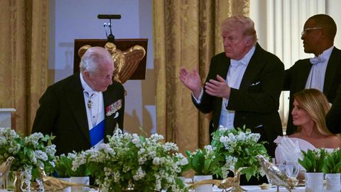 Donald Trump aplaude a Carlos III de Inglaterra, durante la cena de gala