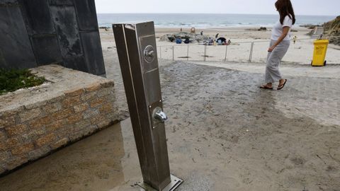 La playa de Fontela, donde como en el resto de Barreiros las duchas de playa han sido sustituidas por lavapi�s