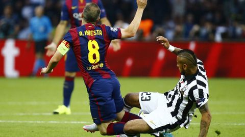 Arturo Vidal comenzó el partido con varias entradas duras y fue amonestado a los pocos minutos
