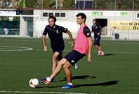 Jacobo intenta arrebatar un bal�n a Yago V�zquez (con peto) durante el entrenamiento de ayer.