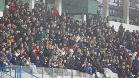 Aficionados racinguistas en las gradas del campo de A Malata durante un partido