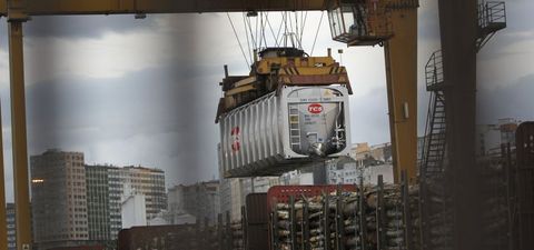 La gr�a p�rtico moviendo un contenedor en una imagen de archivo.