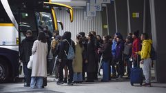 Usuarios del autob�s esta ma�ana de viernes en la estaci�n de Pontevedra.