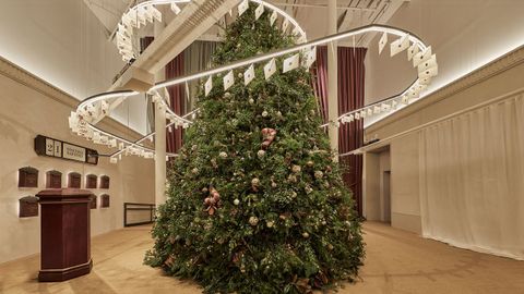 Árbol de Navidad de cinco metros, hecho con ramas naturales. 
