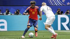 Lamine Yamal encarando a un rival durante el encuentro de dieciseisavos de final del Mundial entre Espa�a y Austria