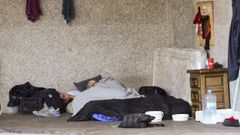 Un sintecho duerme en una calle de Santiago.