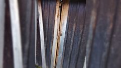 As� qued� la puerta de una de las bodegas asaltadas