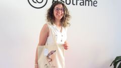 Laura Molero, con la bolsa que ha dise�ado a favor de Asotrame