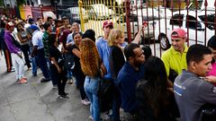 Venezolanos esperando para participar en el proceso electoral