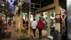   La tienda de telas resulta invisible por el andamio en la calle Rosal�a de Castro