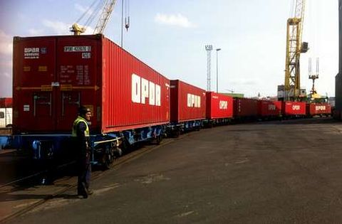 Los primeros convoyes con contenedores, llegando a la terminal R�as Altas.