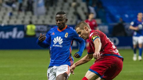 Yeboah Real Oviedo Carlos Tartiere Numancia Horizontal.Yeboah pelea un esferico con Ripa durante el encuentro