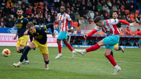 Iker Unzueta, del Lugo, remata a porter&iacute;a en la reciente visita del M&eacute;rida al &Aacute;ngel Carro