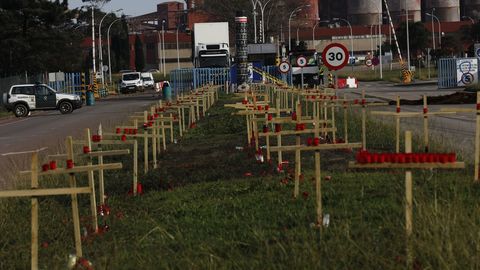 Cruces simulan un cementerio en la entrada de la f�brica de San Cibrao