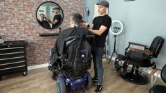 Malo Ser�, la peluquer�a de Rianxo especializada en personas con problemas de movilidad