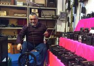 �ngel Javier Loza exhibe un antiguo torno de dentista a pedal. 