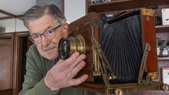 Enrique Garc�a, con una de las c�maras que todav�a conserva