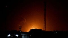 Fuego en la Franja de Gaza tras el bombardeo de Israel