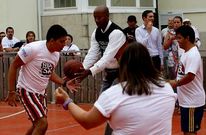 El jugador de baloncesto Bruce Bowen, con ni�os con s�ndrome de Down en Vigo.