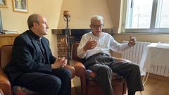 Eloy Tato Losada en su casa de Viladequinta, con el actual obispo de Astorga, Jes�s Fern�ndez