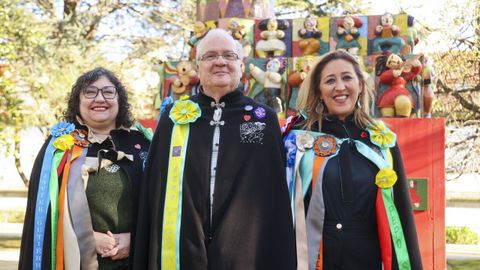 Miriam Fern�ndez, Geno Fern�ndez y Helga Pati�o, este martes frente al monumento a la m�sica en el Cant�n.