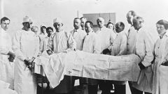 El cirujano Harold Gillies (segundo por la izquierda) posa en una sala de operaciones en 1924 con su equipo y un paciente, probablemente un marino dans herido en la explosin del Geysir.