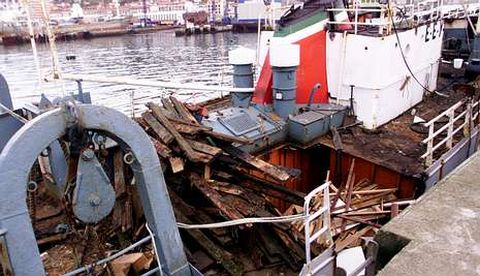 La expulsi�n de Marruecos ya provoc� numerosos desguaces en el 2002 -el �Tamarit� en la foto-.