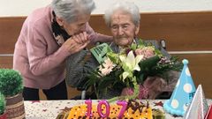 Josefa, felicitada por su compa�era de habitaci�n, la ferrolana Mar�a Rosa Blanco