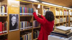 Sheila S�nchez Cabo, da empresa Anayta, � a encargada de catalogar a biblioteca persoal de Xes�s Alonso Montero, comprada pola Deputaci�n de Ourense.