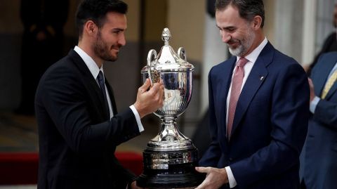 El rey Felipe hace entrega del Premio que lleva su nombre al mejor deportista del 2016 a Sa�l Craviotto (i), ganador de cuatro medallas ol�mpicas