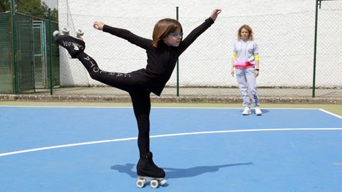 La patinadora Carlota Prez junto a su entrenadora Vanesa Parada