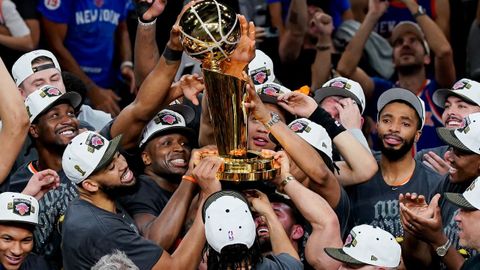 Los Knicks levantan el trofeo de ganadores de la NBA.