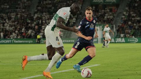 Barbero presiona a Diaby en el partido contra el Elche