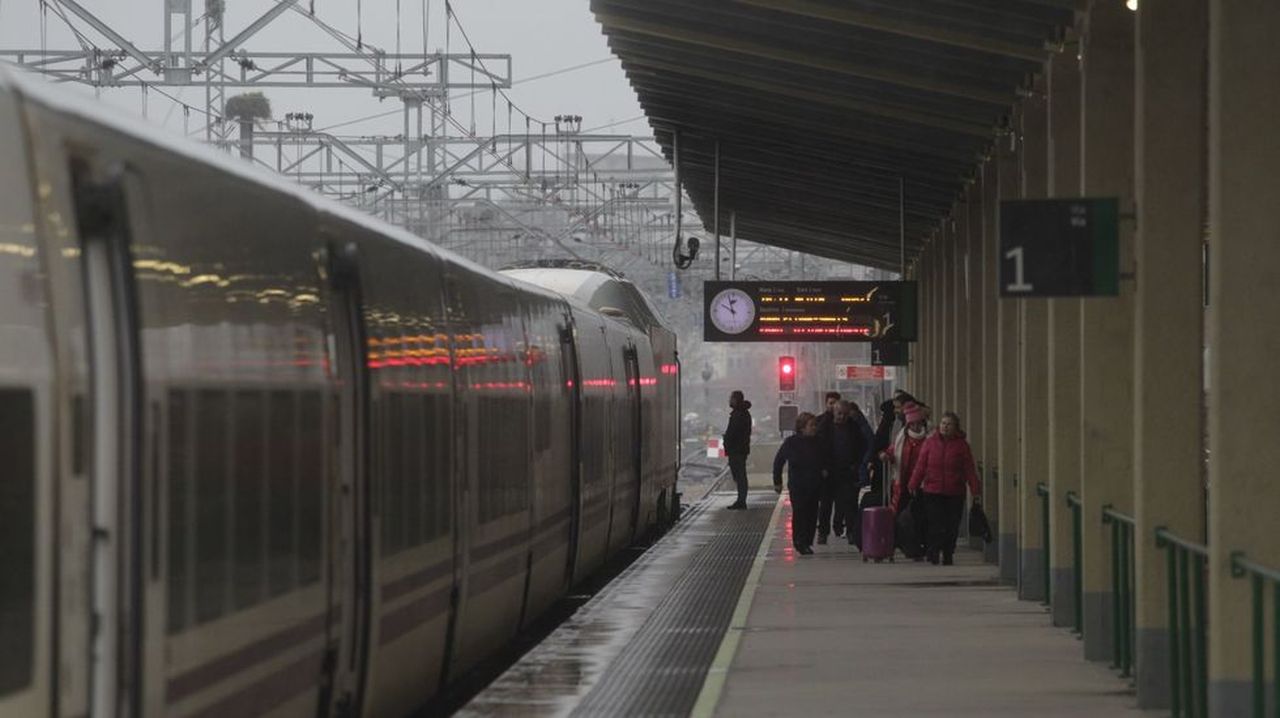 El Gobierno asegura que la supresión del tren directo A Coruña-Barcelona es una «adaptación temporal» por obras