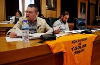 El portavoz del BNG (izquierda), con una camiseta de T-Solar. Entre el p�blico hab�a afectados.