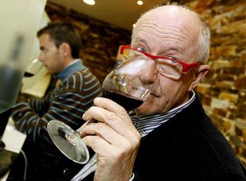 El cr�tico Jos� Pe��n en una cata en la sede del consejo regulador de Ribeira Sacra.