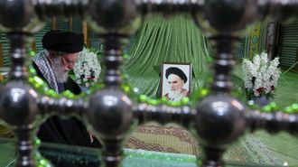 El l�der supremo Jamen�i rezando en el mausoleo de Jomeini, en una imagen de su Gobierno