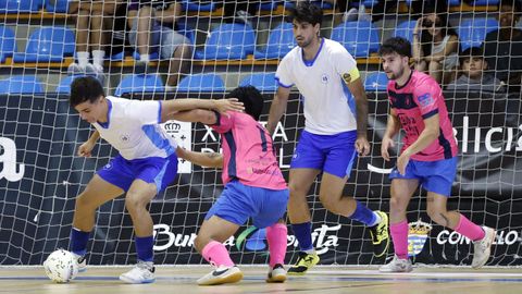 El burelista Enzo B�ez protege el bal�n ante un futbolista del Ribeira FS y la mirada de Pitero