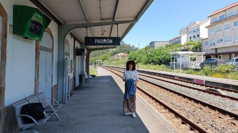 Mónica Castro, en la antigua estación de Padrón por donde circulan los regionales, a cinco kilómetros de donde horas antes se subió al tren para A Coruña
