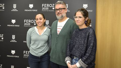 Sara Vila, de Xerais; Manuel Antonio Fraga, ganador del premio; y Anabel Gulas, concejala de Igualdade de Pontevedra